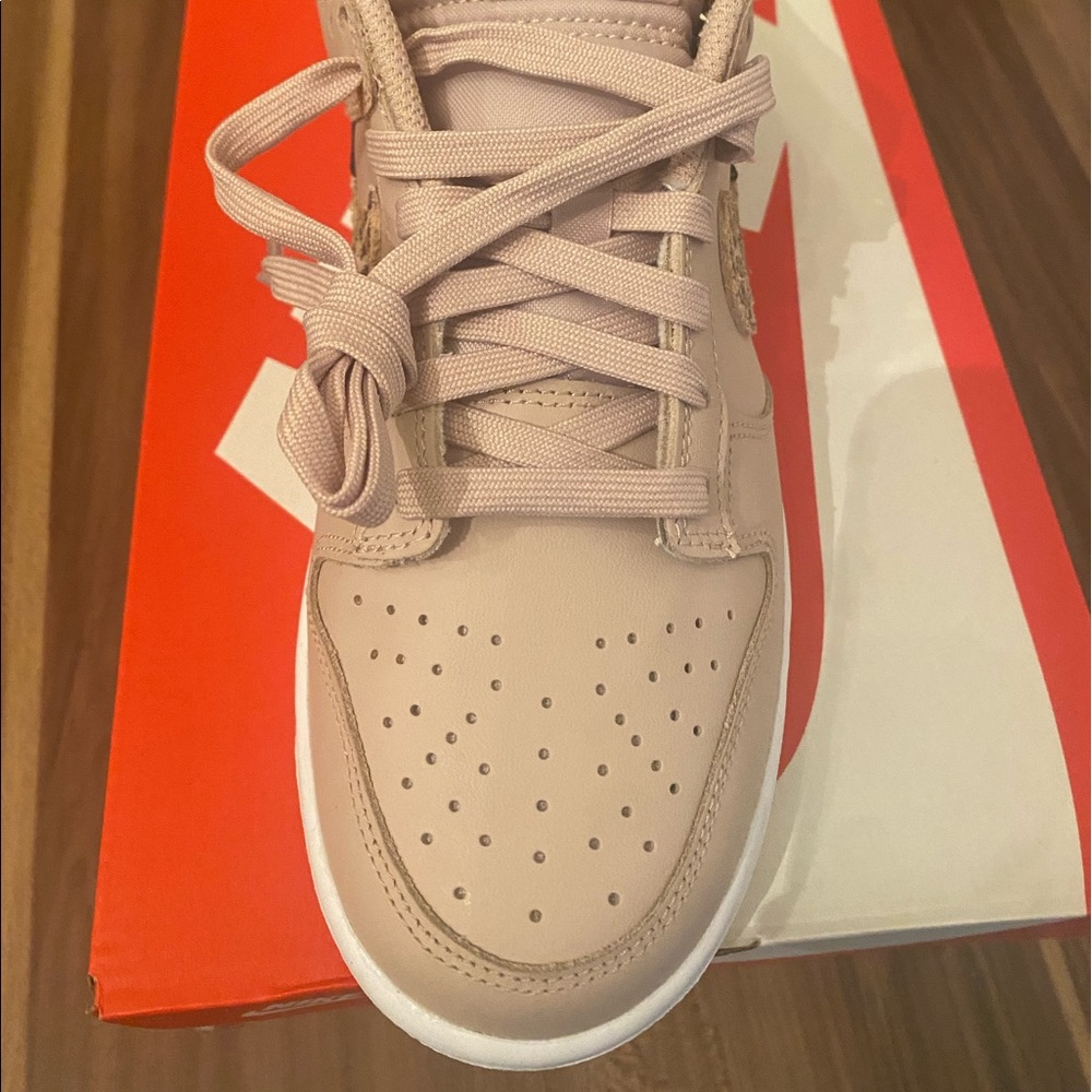 Size 8 Nike sunk low SE